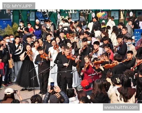 佛罗伦萨街头现罕见巴洛克音乐会,吸引众多游客驻足欣赏 佛罗伦萨街头现罕见巴洛克音乐会,吸引众多游客驻足欣赏