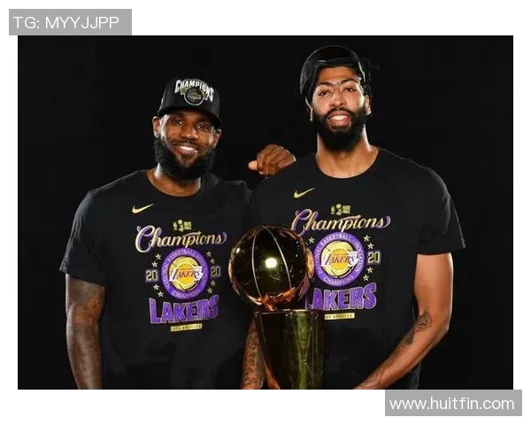 勒布朗-詹姆斯与队友合影庆祝胜利:篮球场上的荣耀时刻 勒布朗-詹姆斯与队友合影庆祝胜利:篮球场上的荣耀时刻