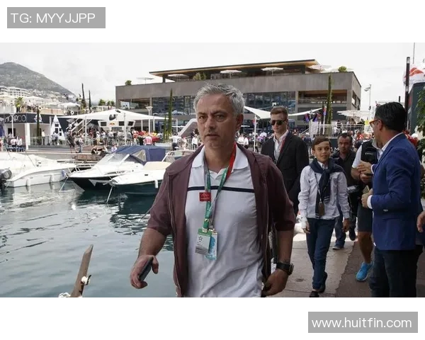 沙尔克04球迷齐声呼唤：更换主帅拯救球队！