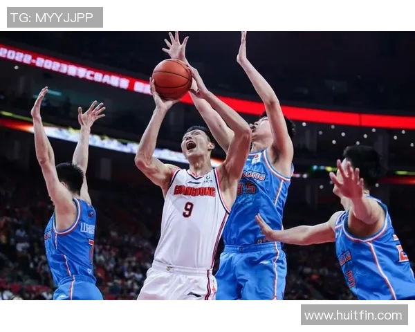 易建联带领广东宏远蝉联CBA总冠军，成为CBA传奇巨星